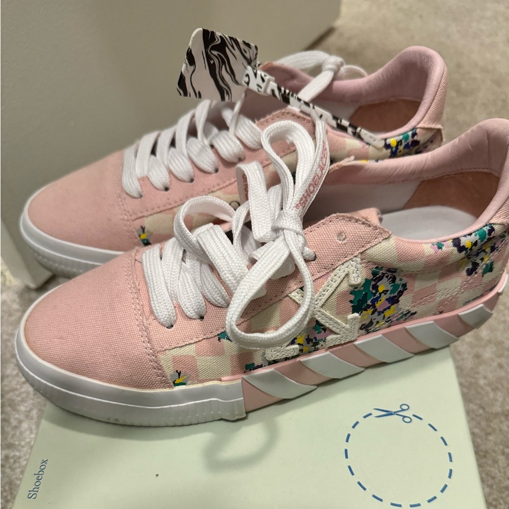 Women’s OFF WHITE sneakers!! Size 39 (US 9) worn once! Box and dust bag included